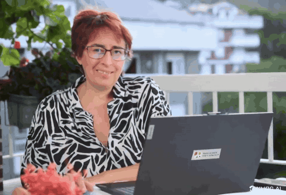 María Esther Díez trabajando en la estrategia y gestión de redes sociales